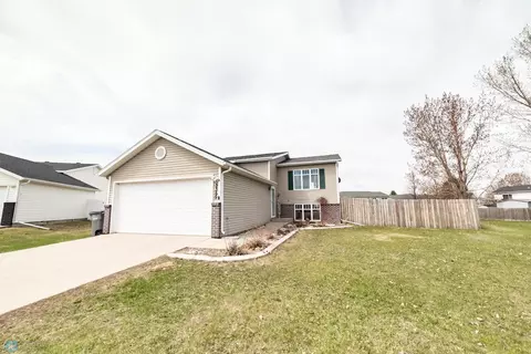 3355 39th St S, Moorhead, MN 56560