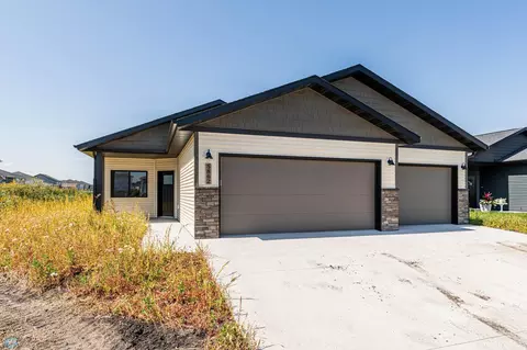 5862 Ellis Dr S, West Fargo, ND 58078