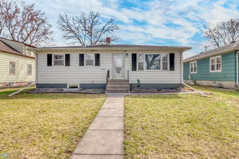 1537 12th St N, Fargo, ND 58102