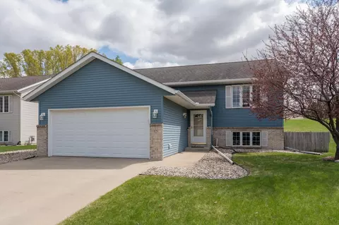 121 Torrey Pines Ct, Mankato, MN 56001