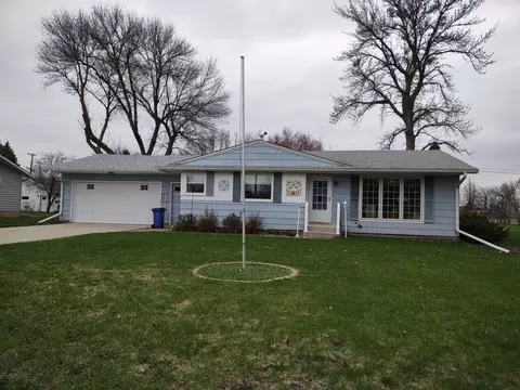 122 E 10th St, Madison, MN 56256
