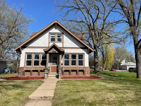 606 Riverside Dr NE, Saint Cloud, MN 56304