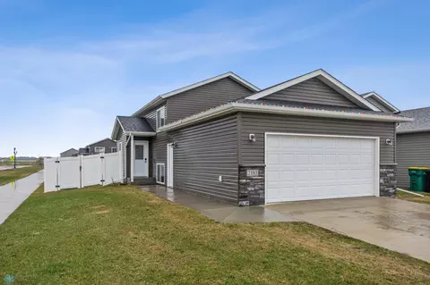2103 Admiral Dr W, West Fargo, ND 58078