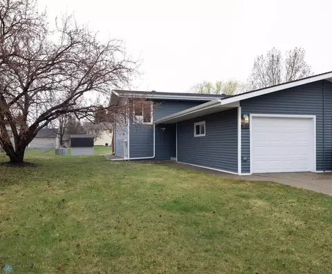 2937 Heatherwood Cir S, Moorhead, MN 56560