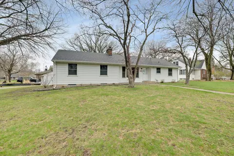 1245 Oakcrest Ave, Roseville, MN 55113