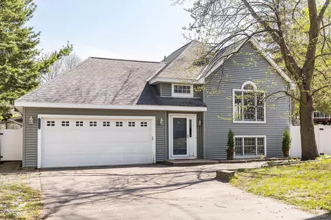 8876 Knollwood Dr, Eden Prairie, MN 55347