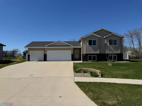 5883 Autumn Dr S, Fargo, ND 58104