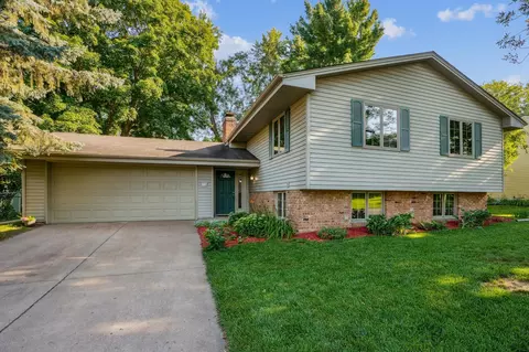 537 Woodhill Dr, Roseville, MN 55113
