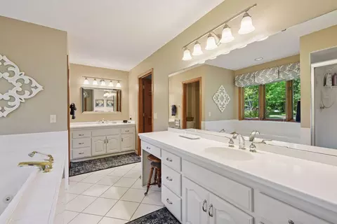 Bath - 5325 Saddle Ridge Trl, Maple Plain, MN 55359 photo 2 of 4