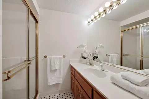 Bath - 5325 Saddle Ridge Trl, Maple Plain, MN 55359 photo 4 of 4