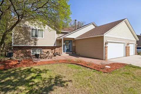 1574 Lakewood Dr N, Maplewood, MN 55119