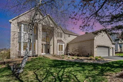 8970 Highland Cir, Woodbury, MN 55125