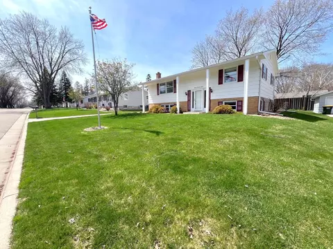 1608 7 12 St SW, Willmar, MN 56201