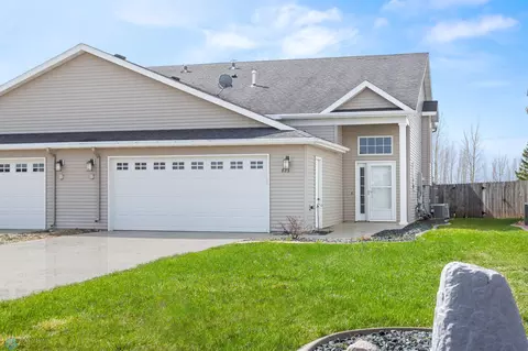 823 Cinnamon Ridge Pl, West Fargo, ND 58078