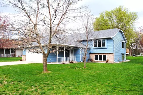 321 Pleasant Ridge Dr, Sauk Rapids, MN 56379