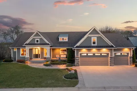 34 Crescent Ln, North Oaks, MN 55127