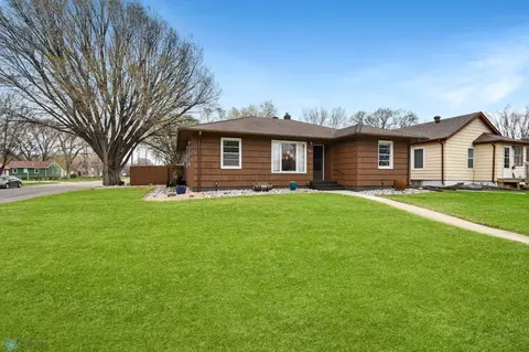 322 12th St N, Moorhead, MN 56560