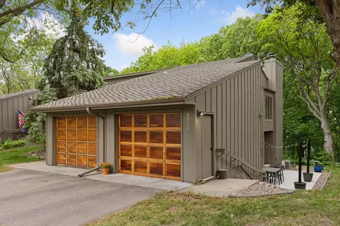 9010 Neill Lake Rd, Eden Prairie, MN 55347