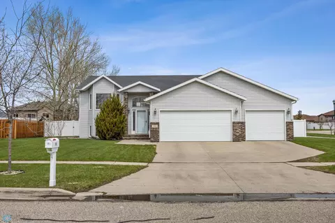 902 Parkway Dr, West Fargo, ND 58078