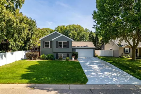 3887 Hallmark Ave N, Oakdale, MN 55128