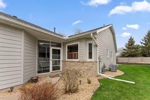 718 Emerald Rdg, Roseville, MN 55113
