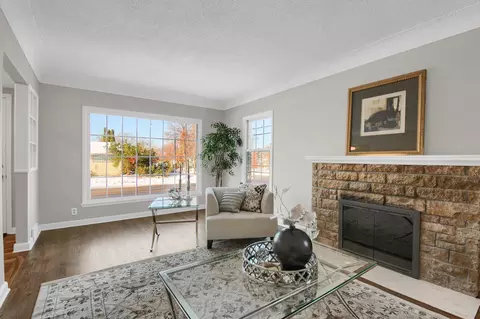 2176 Highland Pkwy, Saint Paul, MN 55116