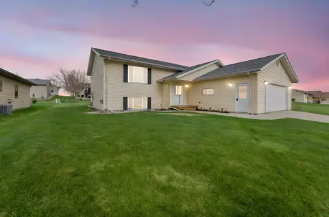 360 River Bluff Dr, Windom, MN 56101