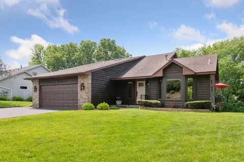 1435 Eastlake Dr, Chaska, MN 55318