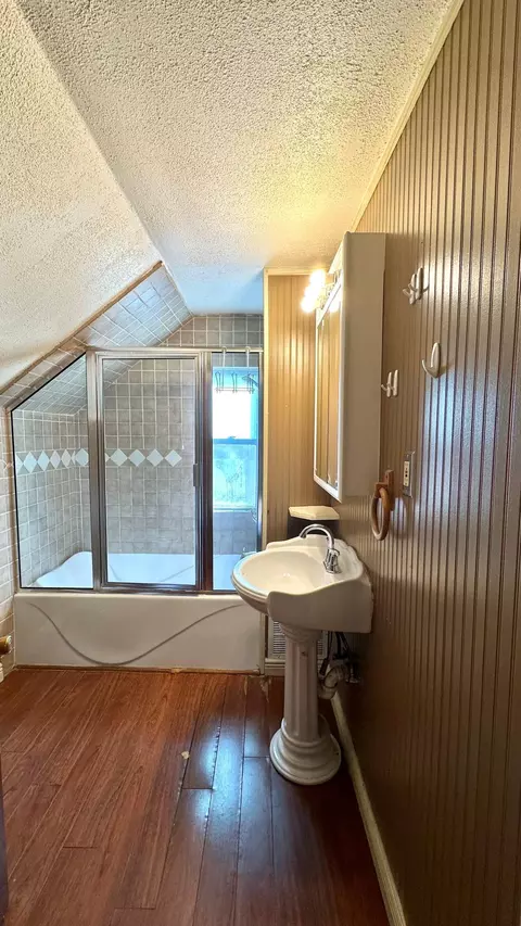 Bath - 2856 Wicklow St, Duluth, MN 55806 photo 1 of 1