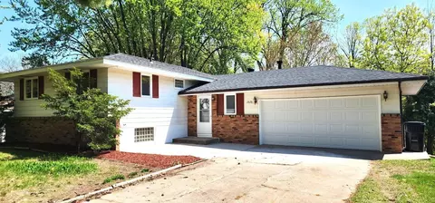 2636 Brookview Dr E, Maplewood, MN 55119