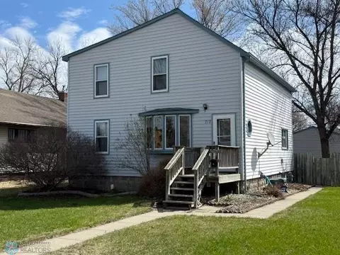 712 6th St N, Wahpeton, ND 58075