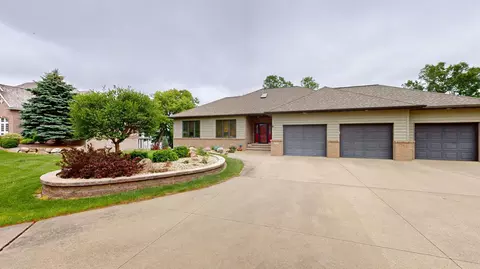 2704 Campus Ln, Albert Lea, MN 56007