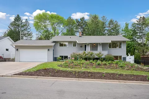 2837 Lakeview Ave, Roseville, MN 55113