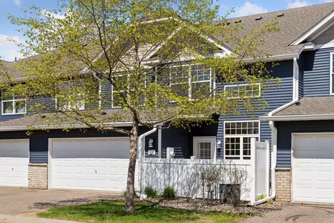 424 Hickory Ln N, Oakdale, MN 55128
