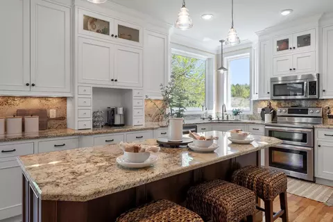 1400 Wildflower Ln, Chaska, MN 55318