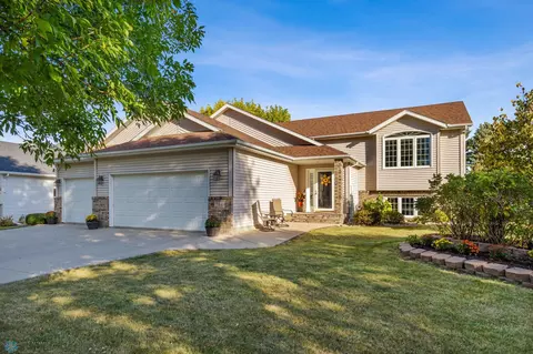 744 Lakeridge Dr, West Fargo, ND 58078