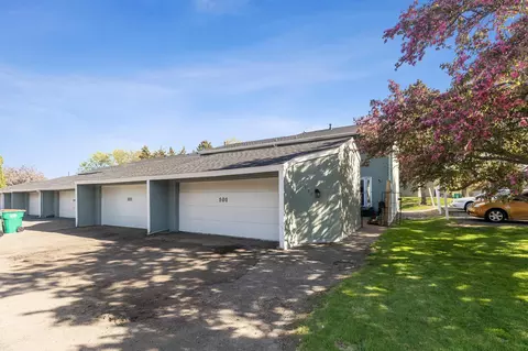 101 Canabury Ct, Little Canada, MN 55117