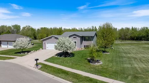 518 Harriett Dr, Marshall, MN 56258