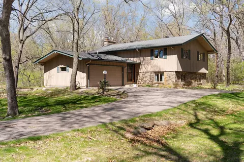 8 Woodhill Ln, North Oaks, MN 55127