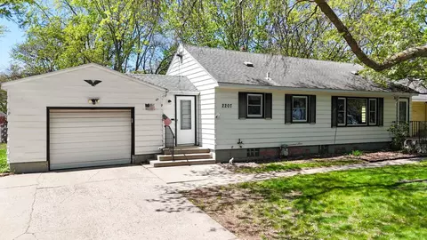 2207 Clearwater Rd, Saint Cloud, MN 56301