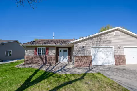 2606 9th St SW, Willmar, MN 56201