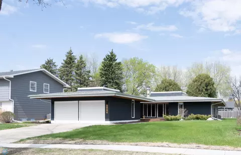 130 S Woodcrest Dr N, Fargo, ND 58102