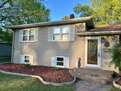 324 Maple Ave S, Thief River Falls, MN 56701 photo 3