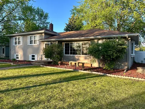 324 Maple Ave S, Thief River Falls, MN 56701 photo 2