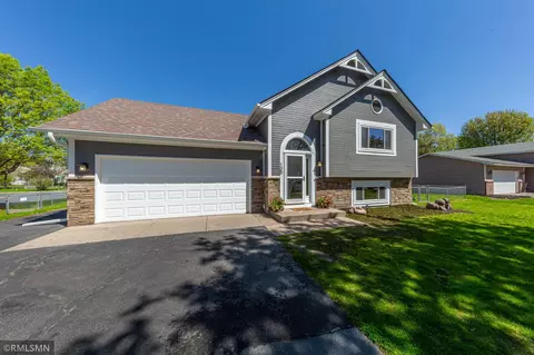 135 Ulmer Dr, Lino Lakes, MN 55014