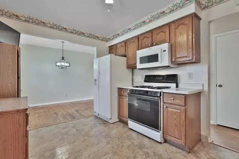 Kitchen - 2121 Mapleview Ave, Maplewood, MN 55109 photo 2 of 2