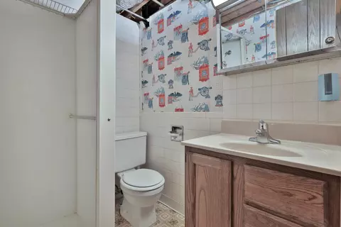 Bath - 2121 Mapleview Ave, Maplewood, MN 55109 photo 2 of 2