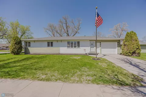 122 3rd Ave NW, Hillsboro, ND 58045