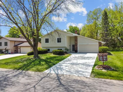 12115 Chesholm Ln, Eden Prairie, MN 55347