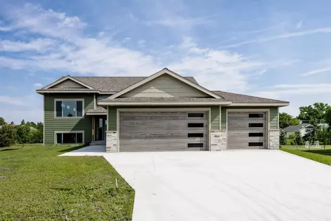 656 Lake Forest Cir, Detroit Lakes, MN 56501